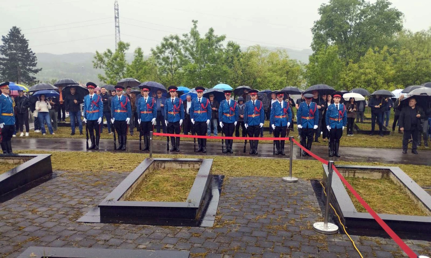 Uz počasnu paljbu i helikopterski pozdrav: Boban Kusturić ispraćen na vječni počinak FOTO