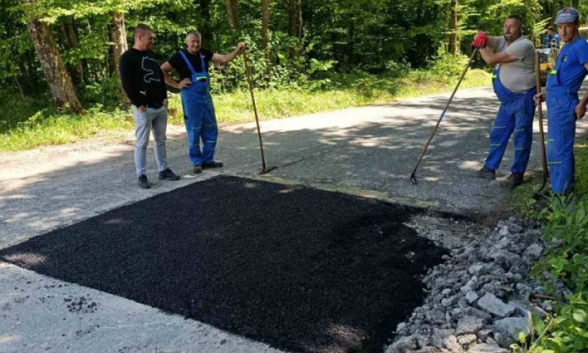 Privatnik o svom trošku krpi put za Ljubačevo! Mještani bijesni: Dosta nam je laži, uradite nešto FOTO