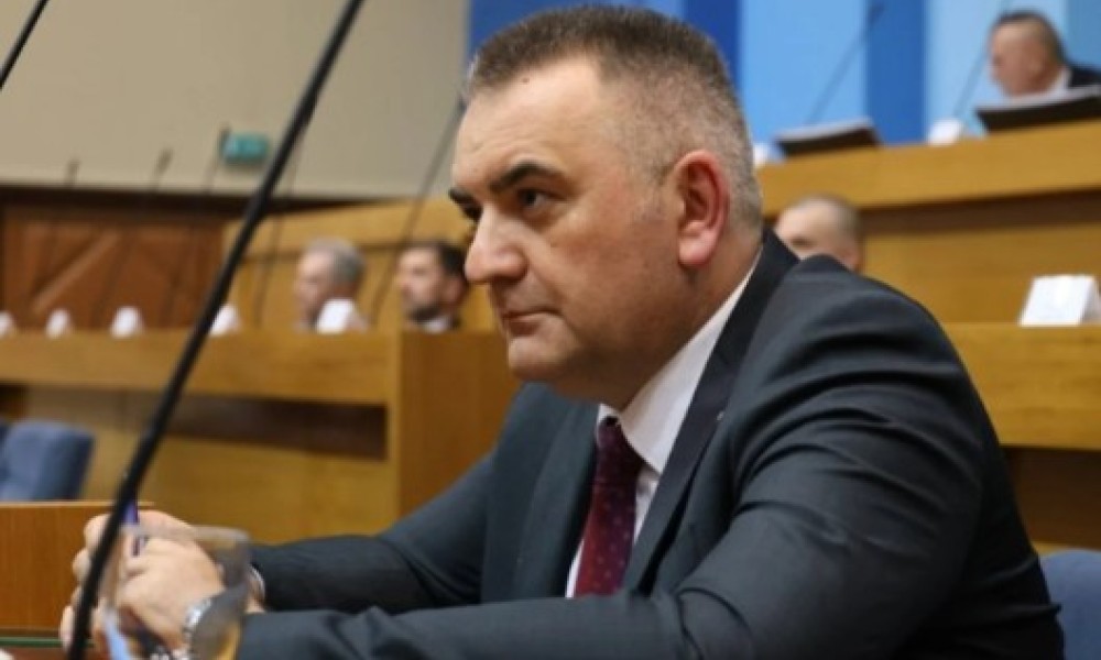 Minić najavio da će istražiti koji direktor prima na posao preko veze, a ne djecu poginulih boraca: “Ko su ti frajeri”