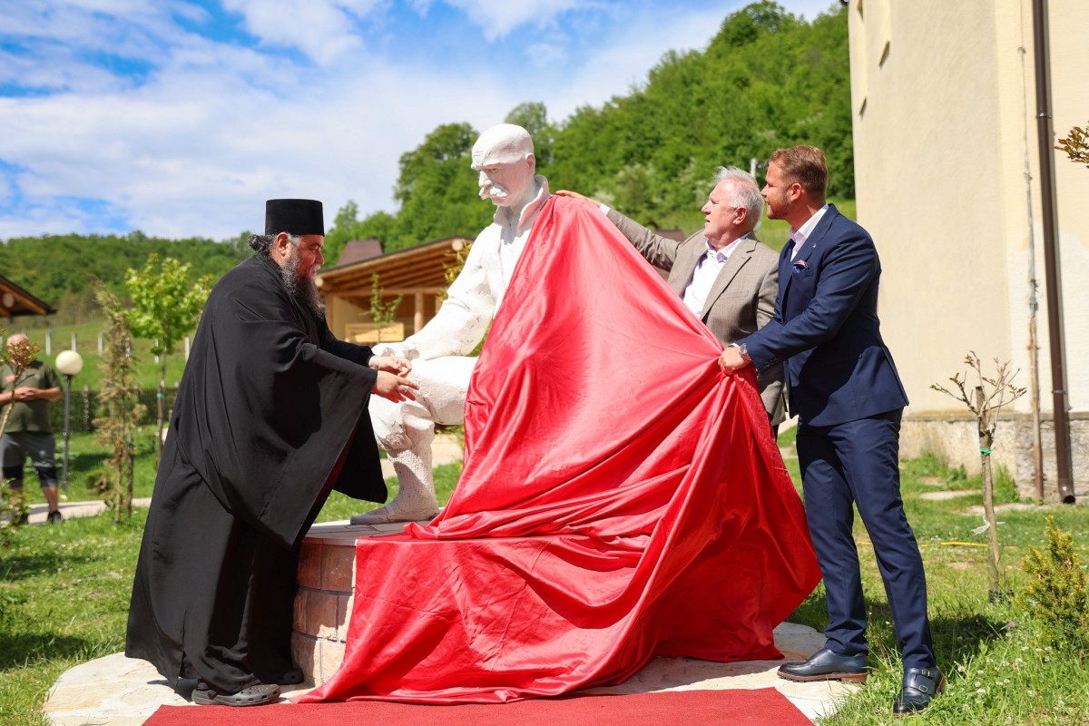 Kočićev junak čuva kapije Gomionice: Postavljen spomenik Simeunu Đaku FOTO