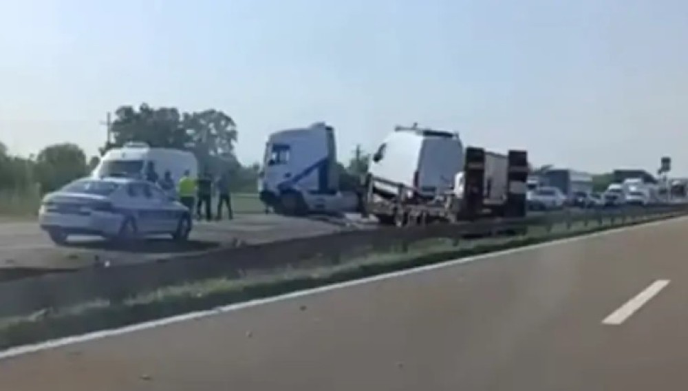Strahota! Šleper probio zaštitnu ogradu na auto-putu i izletio u suprotan smjer