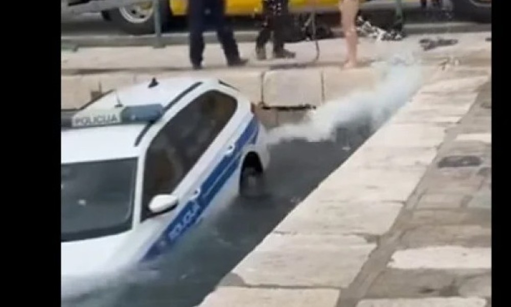 Nesvakidašnja nezgoda: Policajac skoknuo do bankomata, automobil završio u moru FOTO