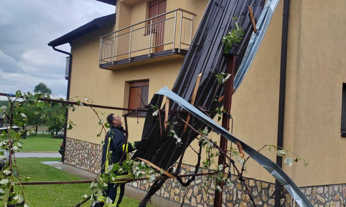 Nevrijeme u Srpcu: Vjetar obarao stabla, oštećeni krovovi kuća FOTO