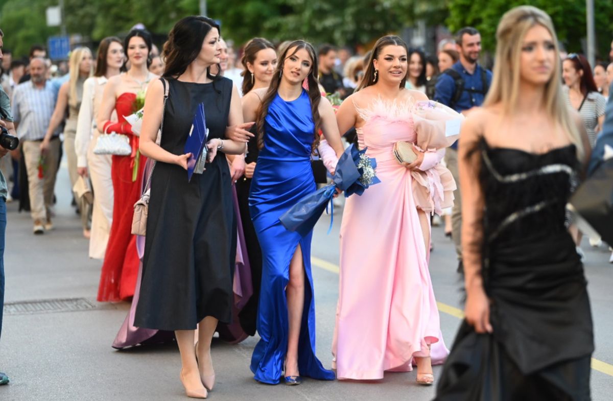 Maturanti Tehnološke škole uljepšali centar Banjaluke FOTO