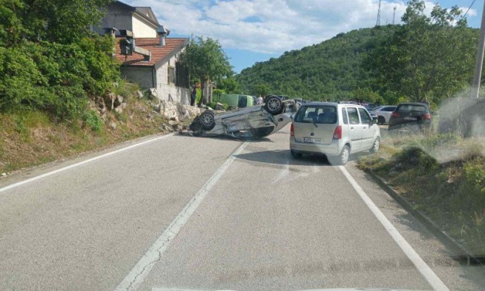 Udes na putu Trebinje-Dubrovnik: Dva vozila završila na krovu