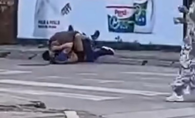 Incident u centru Banjaluke: Dva muškarca se tukla nasred ulice VIDEO