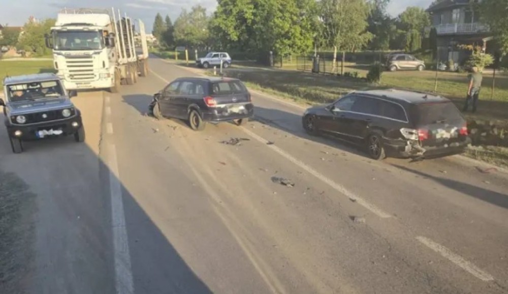 Vozači se pozivaju na oprez: Težak sudar tri auta na putu Banjaluka – Prijedor