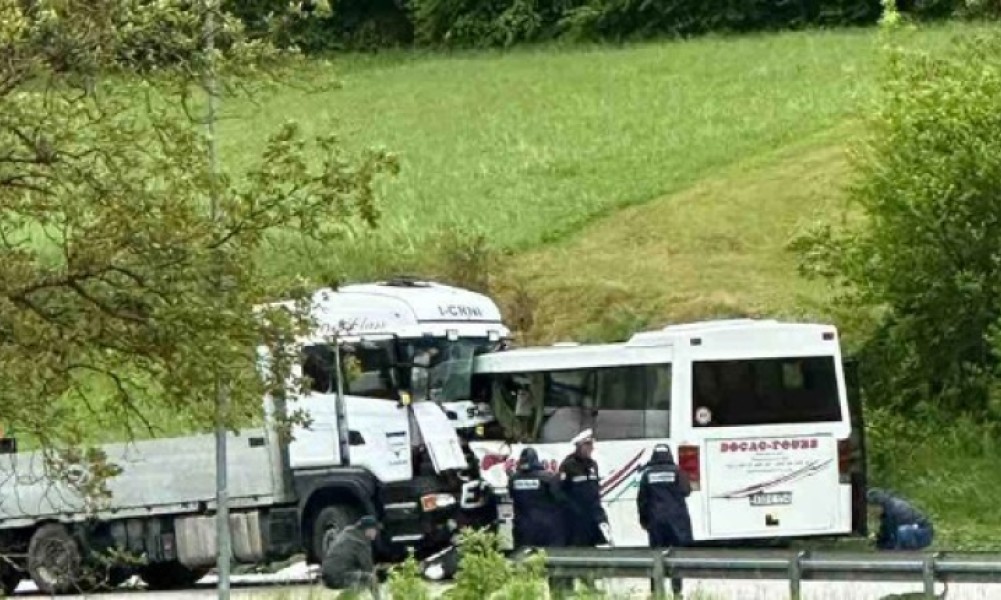 Žestok sudar kod Mrkonjić Grada: Učestvovali autobus i kamion, ima poginulih
