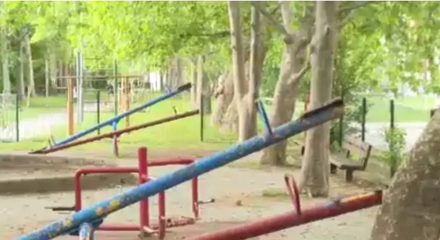 Stara priča i stari problemi: Vandali ruše igrališta, a začepljeni šahtovi “tjeraju Banjalučane u čamce”