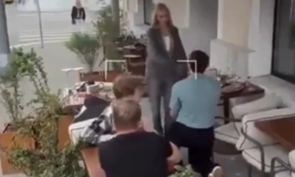 Momak kleknuo, izvadio prsten i zaprosio djevojku u kafiću: Kad je rekla “ne” uslijedio horor VIDEO