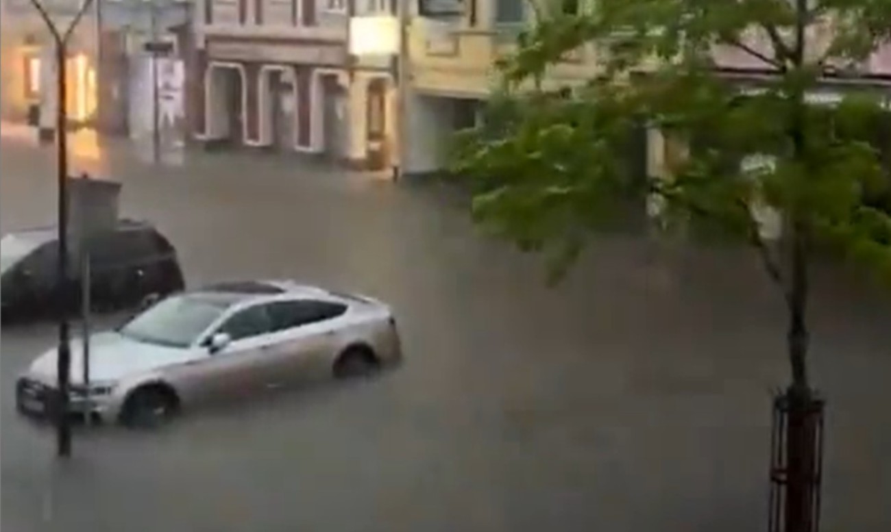Drama u Austriji: Odron odnio autobus s ceste, putnici zarobljeni u blatu VIDEO