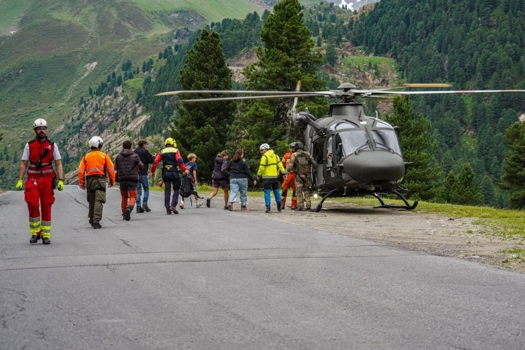 Haos u Austriji! Helikopteri evakuišu 250 turista, ostali zarobljeni zbog odrona