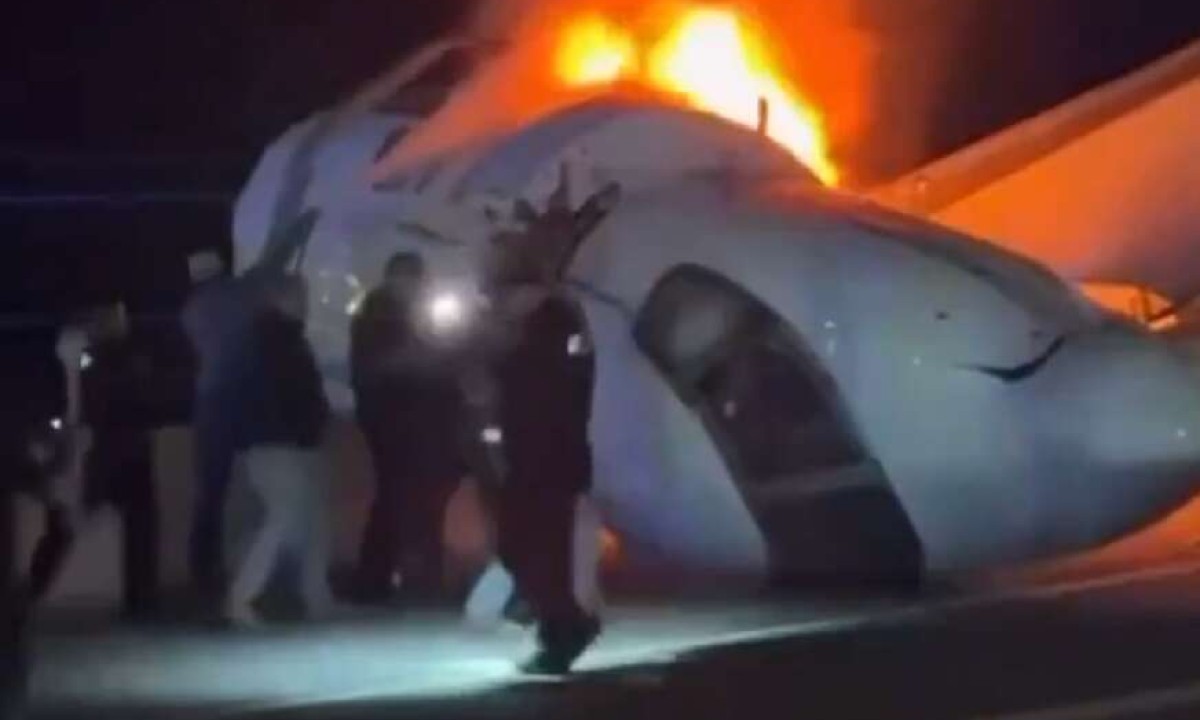 Avion se srušio na auto-put: Okupljeni razbijali prozore lopatama i čekićima VIDEO