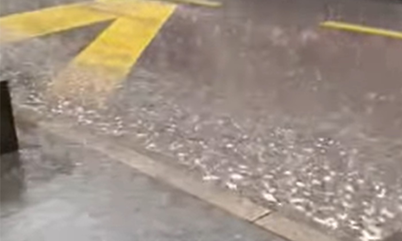 Potop u centru Banjaluke: Autobusi zapljuskuju putnike dok čekaju prevoz VIDEO
