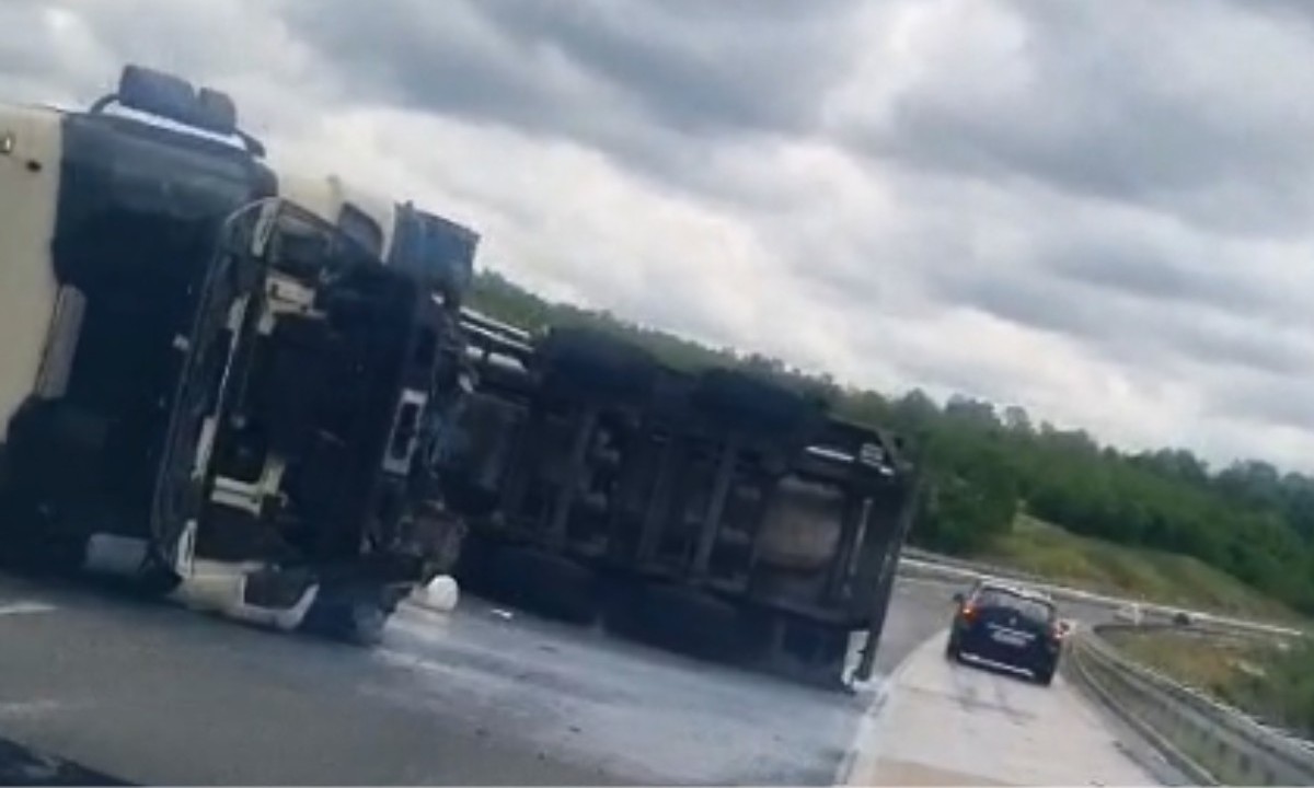 Vozači, oprez! Prevrnula se cisterna s mlijekom na auto-putu “9. januar” VIDEO