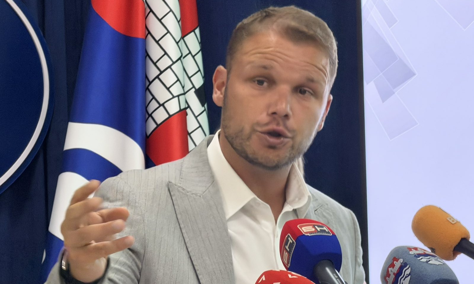 Stanivuković još zbija šale: Evo kome će prvo saopštiti odluku o kandidaturi za predsjednika