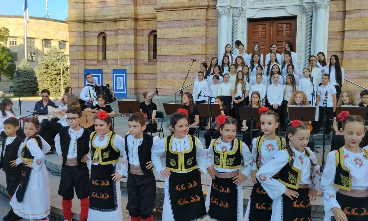 Mališani oduševili Banjalučane: Narodne igre i pjesme obilježile Duhovski utorak FOTO/VIDEO