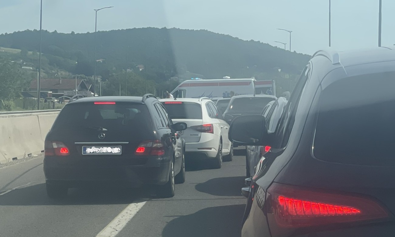Saobraćajni kolaps prema Laktašima: Težak udes kod “Robota”, povrijeđen motociklista!