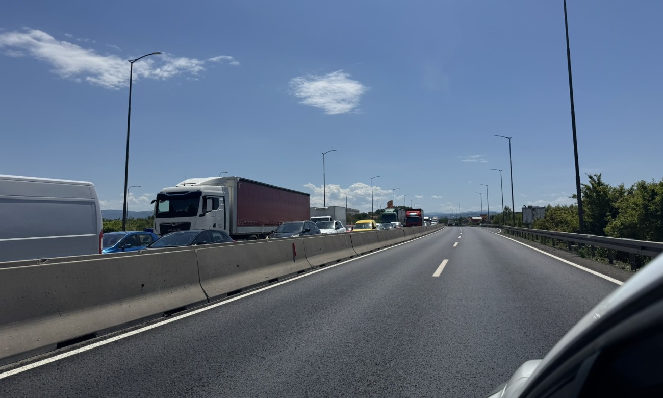 Potpuni zastoj na brzoj cesti prema Laktašima: Sudar izazvao kilometarske kolone FOTO/VIDEO