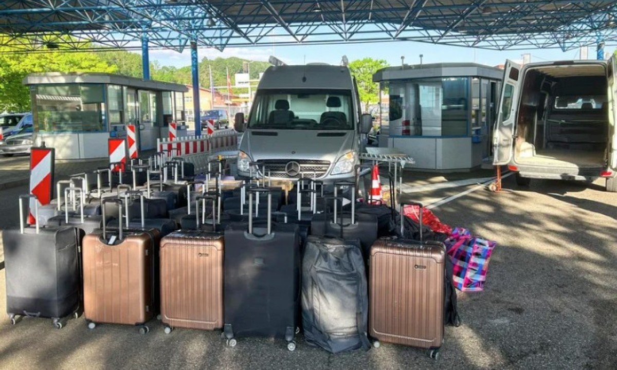 Nesvakidašnja scena na granici: Žena iz Švajcarske doputovala sa 55 kofera