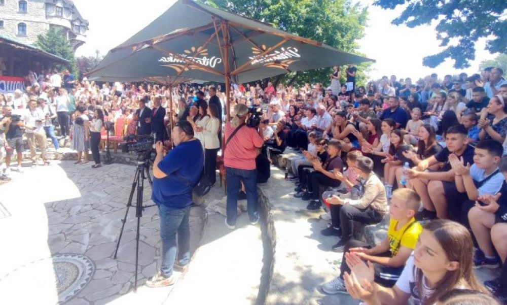 Stiglo oko 750 djece i prosvjetnih radnika sa KiM: Svečani doček i prigodan program u Bijeljini FOTO