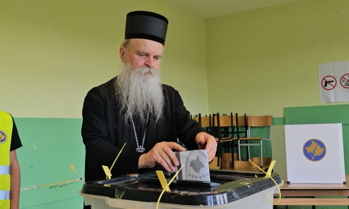 Izbori na Kosovu: Mitropolit Teodosije glasao u Gračanici uz visoku izlaznost u srpskim sredinama