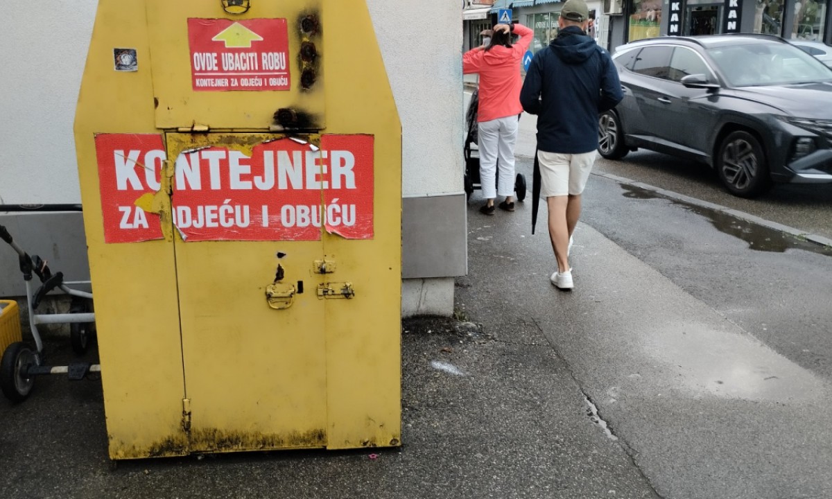 Umjesto odjeće, iz kontejnera čujete dijete: Banjalučki “Hljeb od tekstila” sve češće na meti vandala FOTO