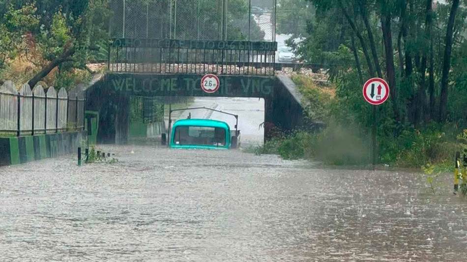Obilna kiša paralisala Kraljevo: Ulice pretvorene u rijeke, pojedina vozila zaglavljena