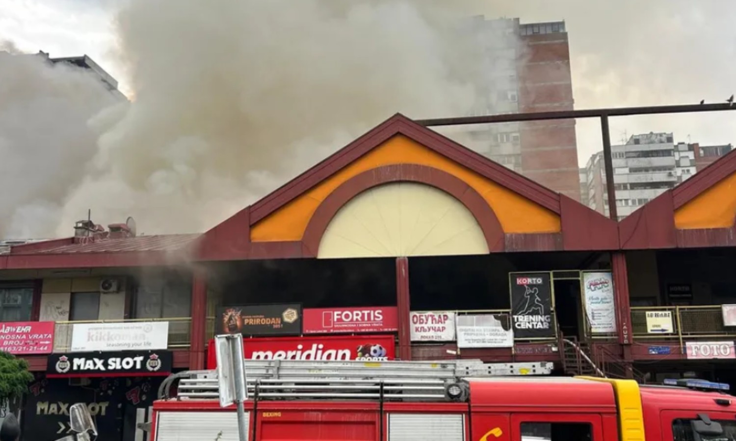 Požar u tržnom centru u Beogradu: Učestvovalo 45 vatrogasaca, trojica povrijeđenih