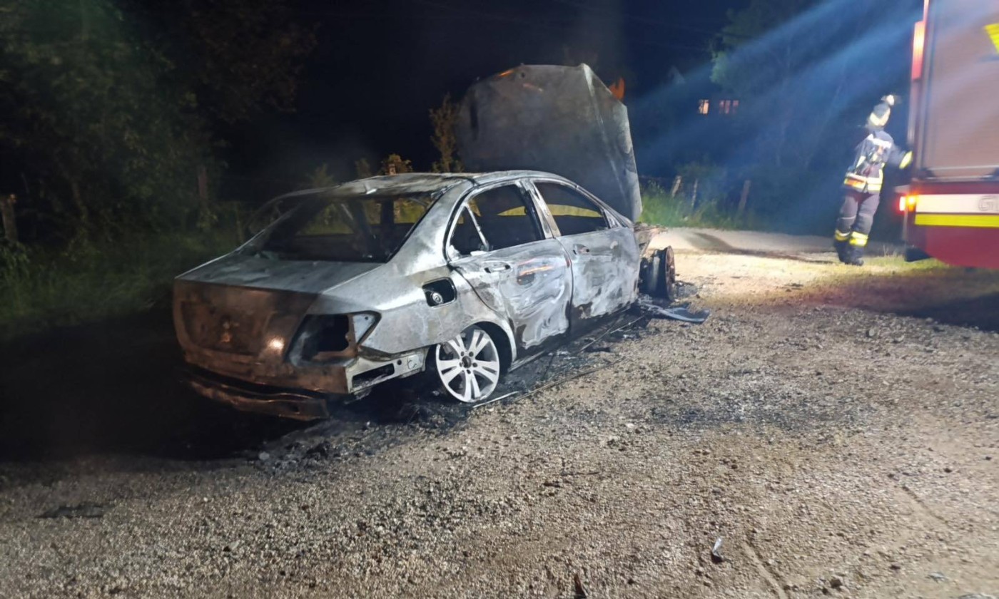 Požar kod Banjaluke: Automobil nestao u plamenu za nekoliko minuta FOTO