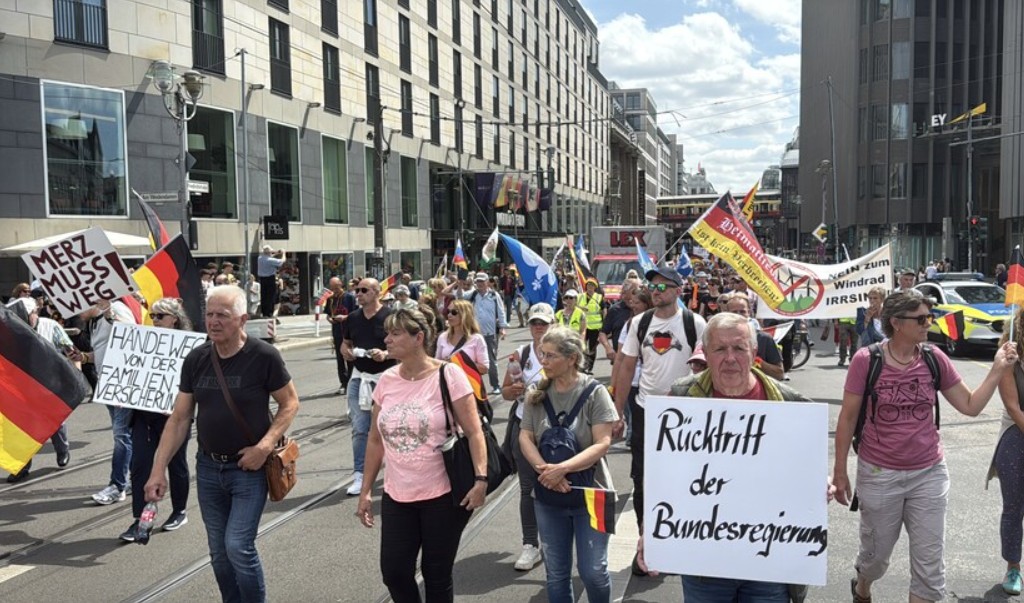 Hiljade ljudi na protestu traži ostavku Merca: “Nije moj kancelar”