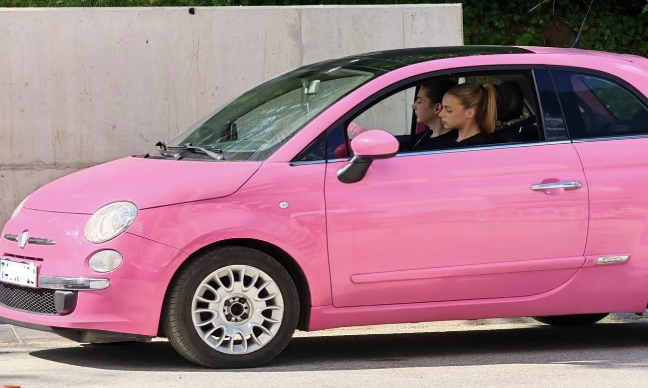 Roze automobili osvajaju Banjaluku: Evo koliko košta presvlačenje u omiljenu boju FOTO