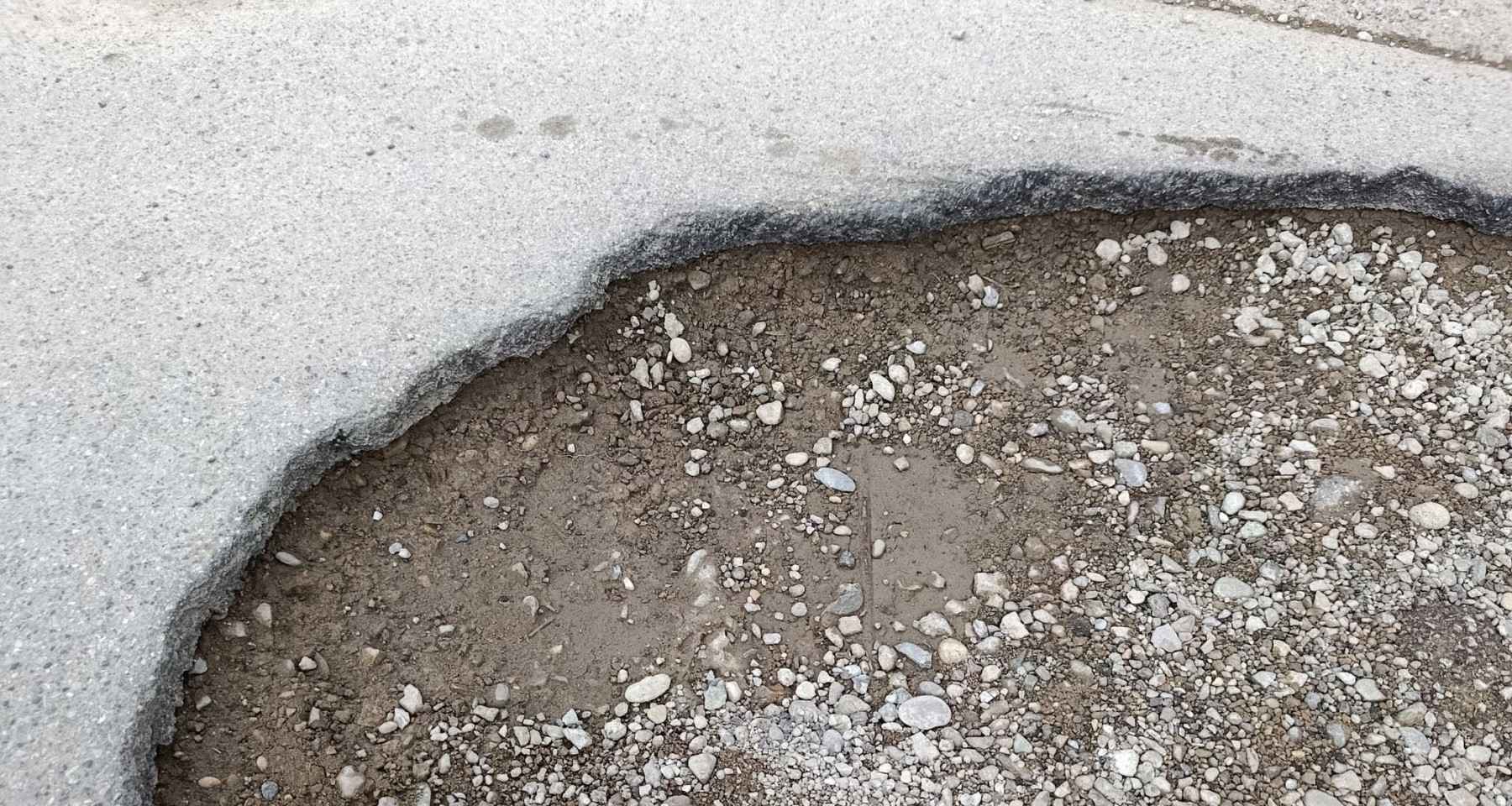 Mještani Debeljaka sami zakrpili rupe na putu: Grad Banjaluka obećao pomoć, ali još je nema