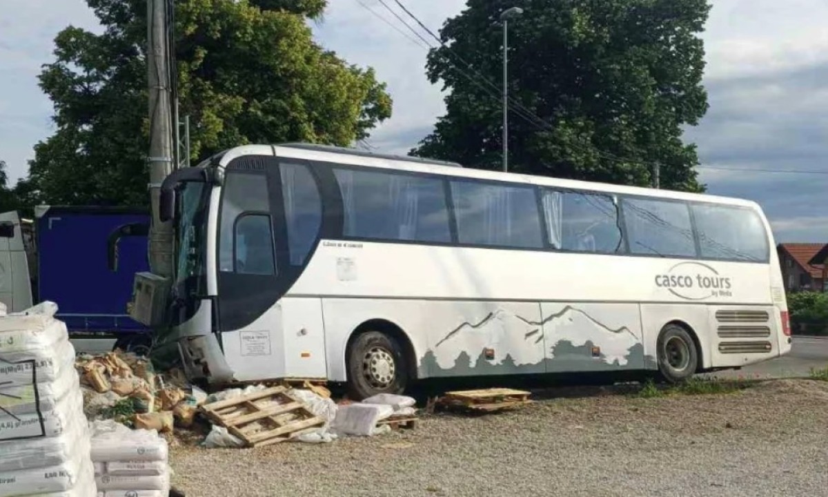 Mokar kolovoz napravio problem: Dvije nezgode kod Laktaša, među povrijeđenima i djeca FOTO