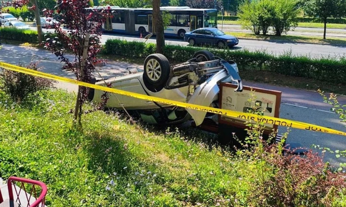 Tri osobe za dlaku izbjegle udar: Auto uletio u pješačku zonu VIDEO