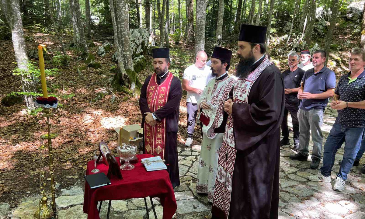85 godina od početka pokolja: Nad Šaranovom jamom služen pomen za 38.000 ubijenih Srba FOTO