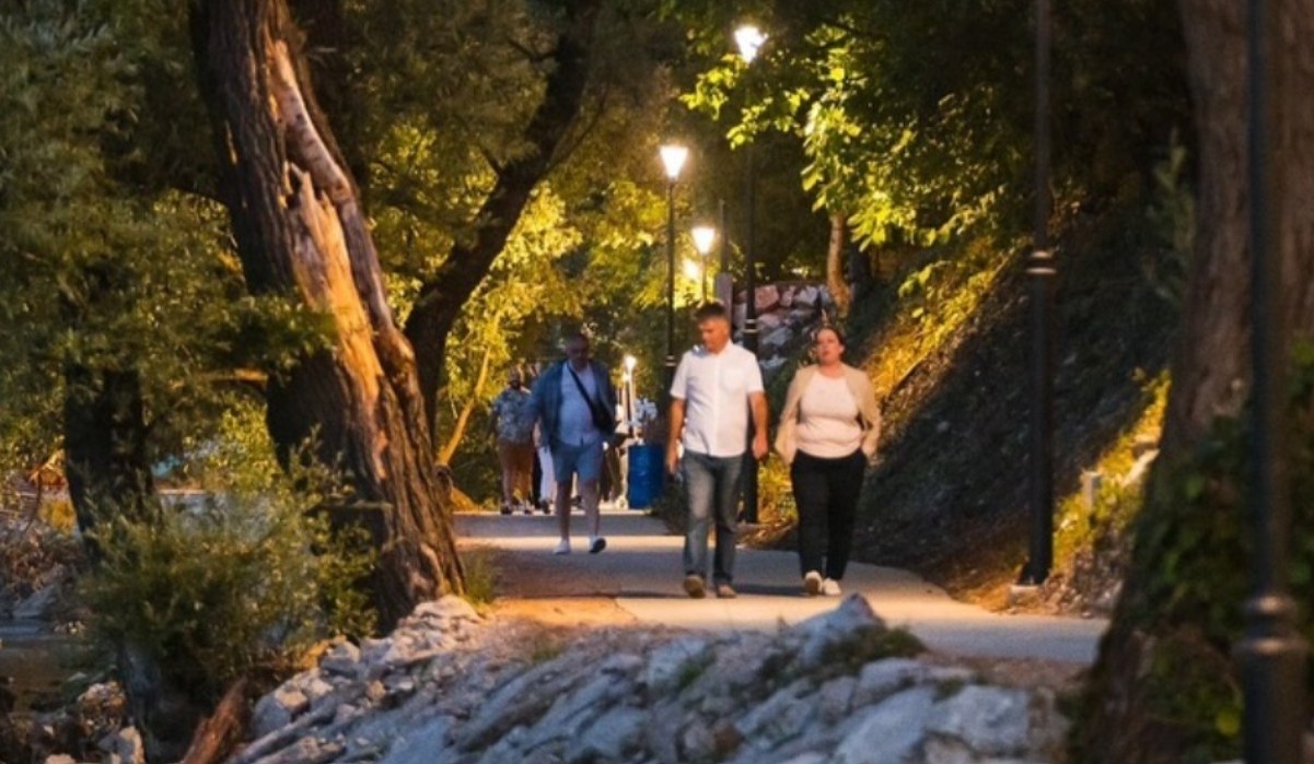 Građanima savjetovan oprez: Zmija snimljena na šetalištu u Banjaluci VIDEO