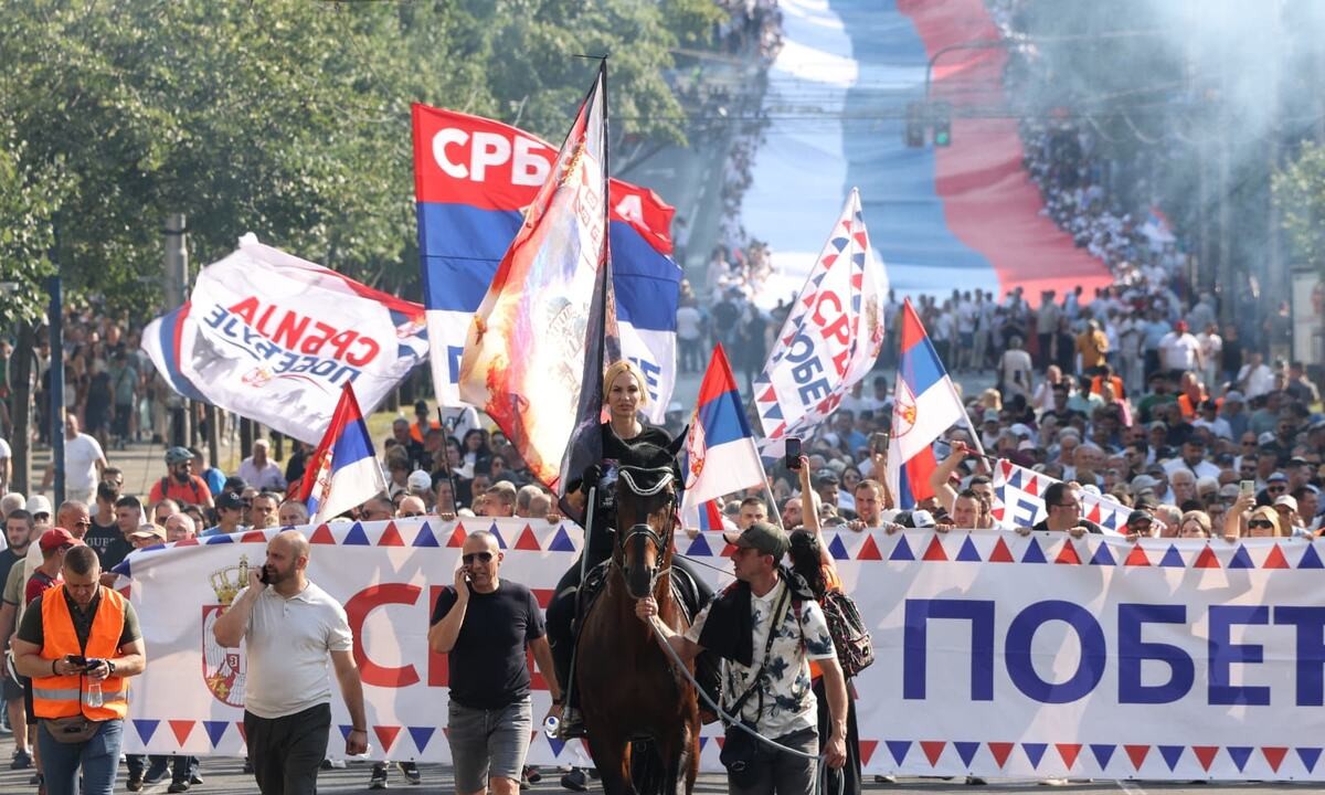 Srbija jedna porodica: Razvijena zastava duga 500 metara FOTO