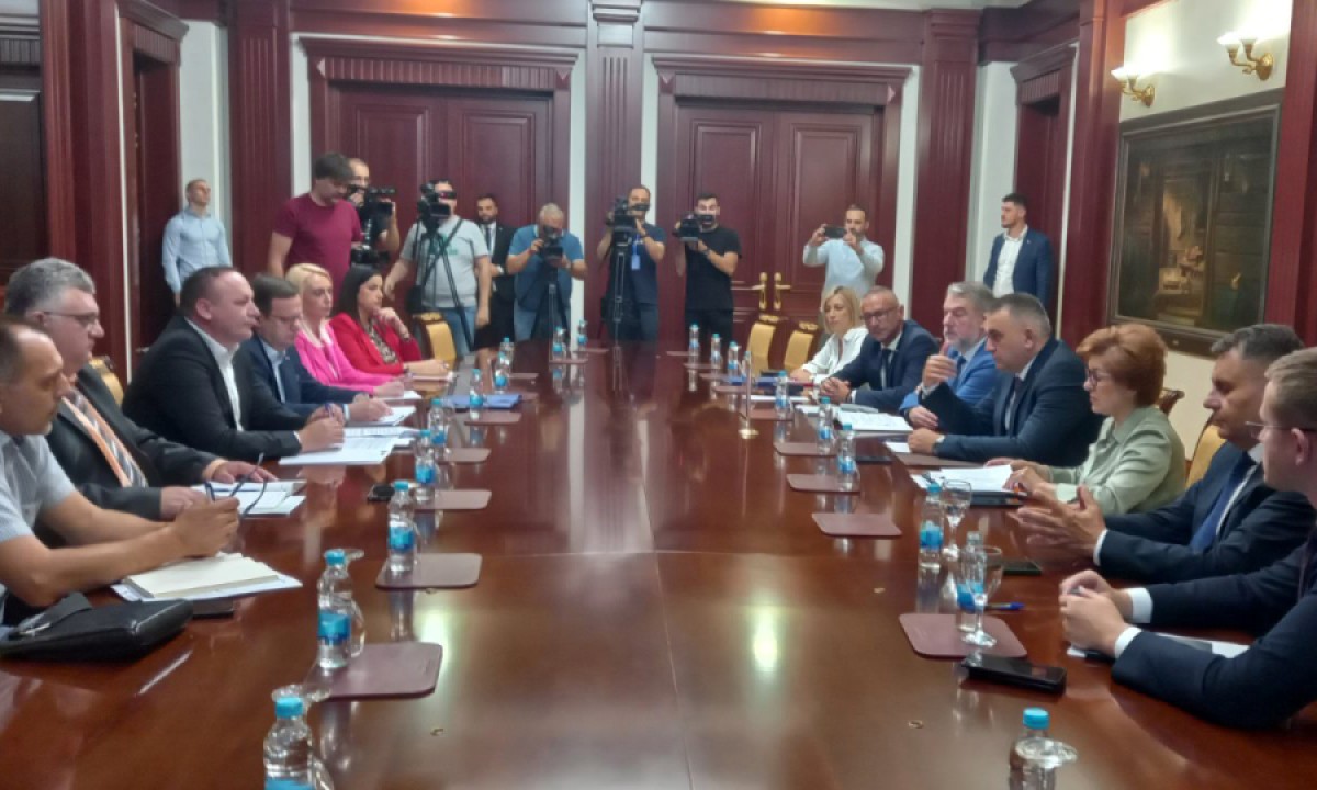 Dogovoreni novi uslovi rada u Srpskoj: Veće dnevnice za rad nedjeljom i posebna zaštita za roditelje