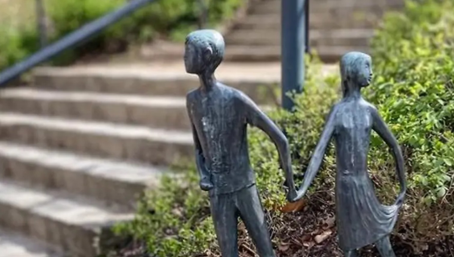 Lopovi šokirali grad: Bronzana statua bajkovitih junaka nestala bez traga VIDEO