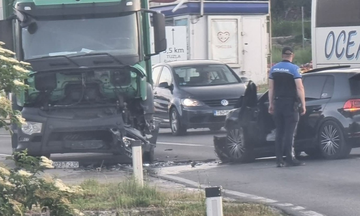 Stravična saobraćajka u BiH: Sudarili se automobil i kamion