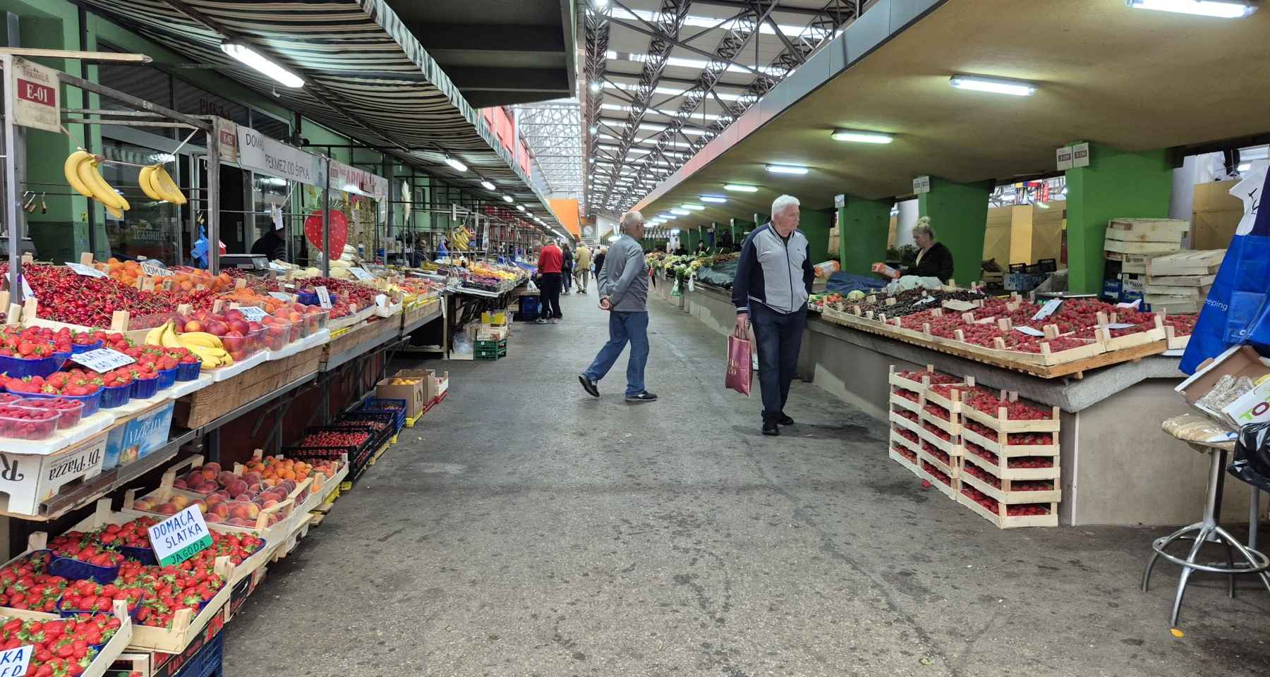 Tržnica puna k'o šibica: Stigle šumske jagode i “kralj” među gljivama FOTO