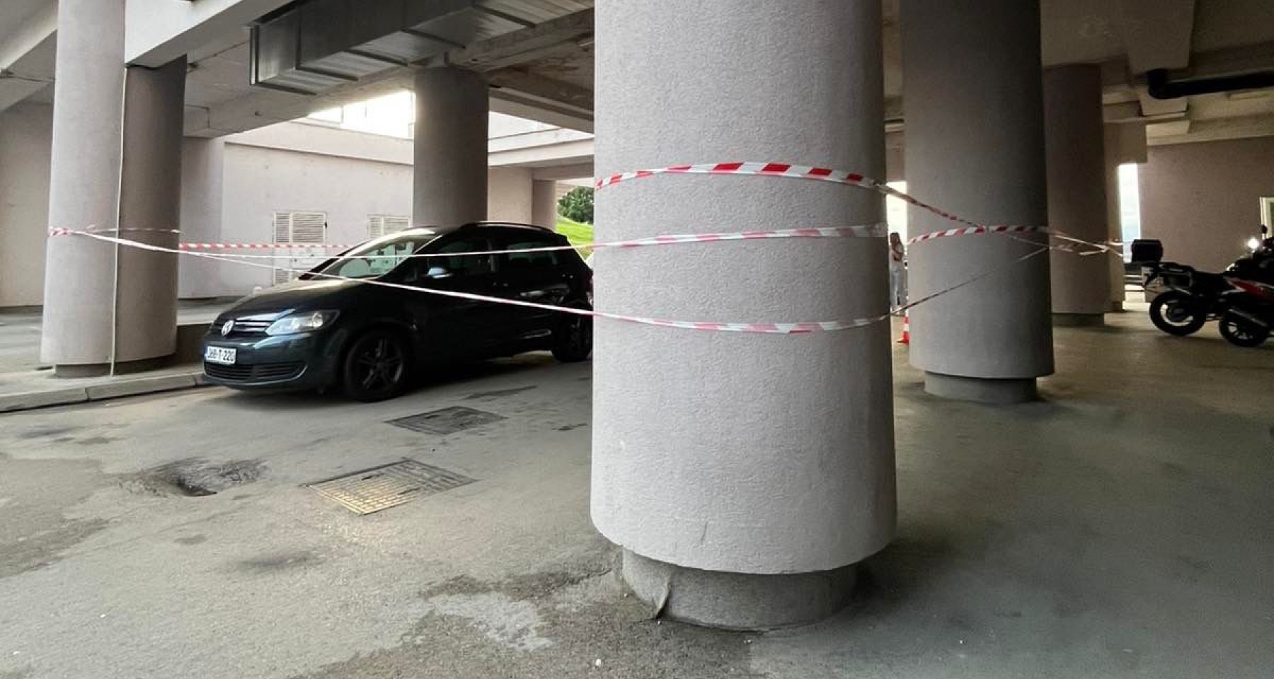 Urušio se plafon na parkingu UKC RS! Jedan automobil oštećen, postavljena traka FOTO