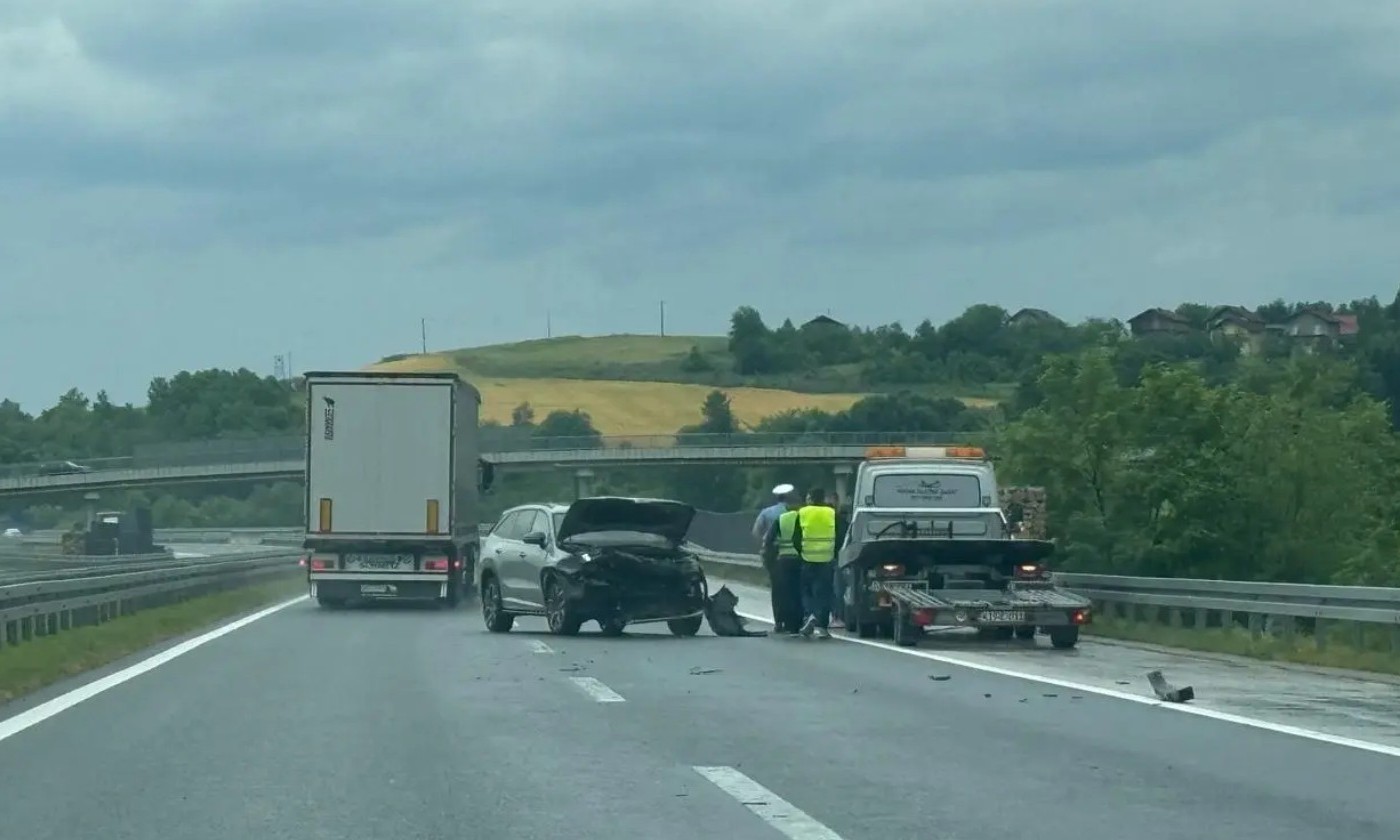 Mokar kolovoz donio probleme: Automobil na auto-putu “9. januar” udario u bankinu