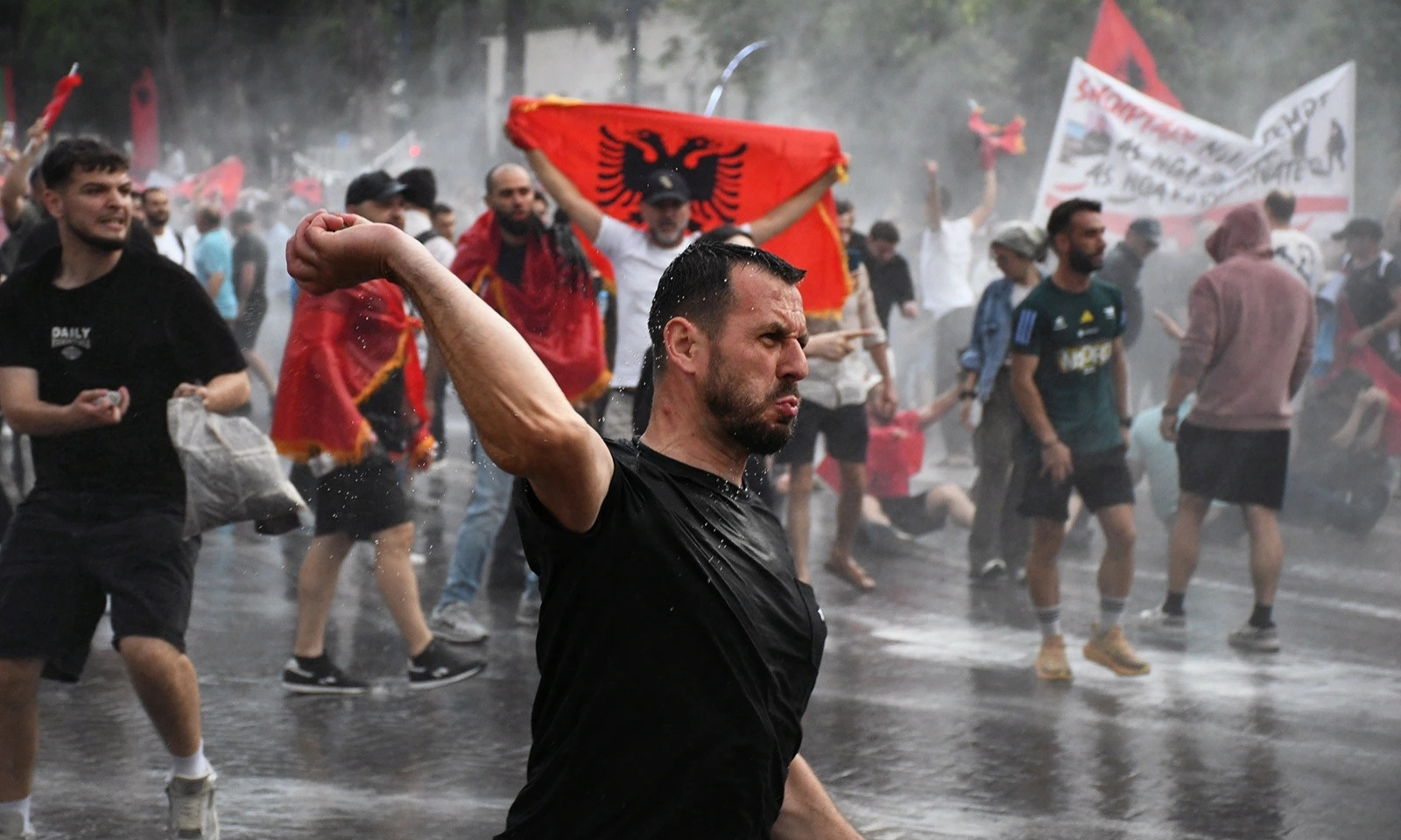 Protesti zbog Trampovog projekta: Demonstranti srušili ograde na albanskoj obali