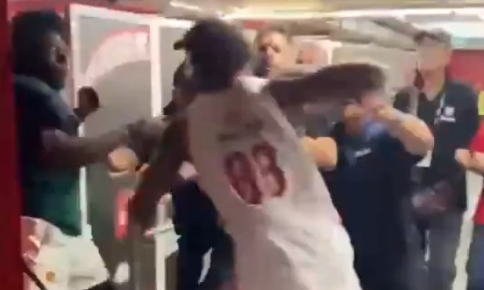 Haos nakon finala u Grčkoj: Bivši centar Partizana optužen za napad u svlačionici VIDEO