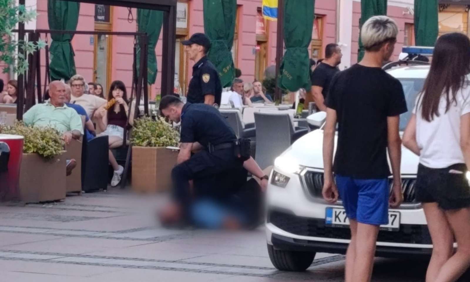 Uznemirio građane pa nasrnuo na policajce: Intervencija privukla veliku pažnju