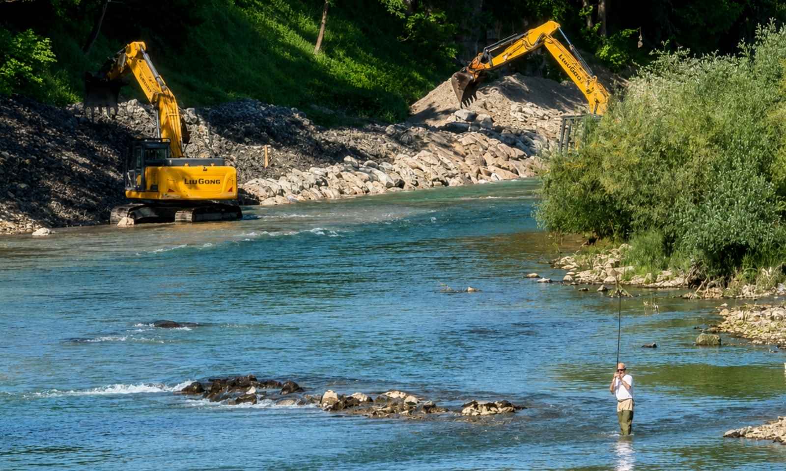 Tri bagera protiv jednog ribara: Pogledajte dvije strane Vrbasa FOTO/VIDEO
