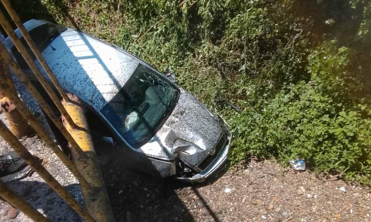 Težak udes na putu Banjaluka–Prijedor: Automobil sletio s mosta u Verićima, hitne službe na terenu FOTO