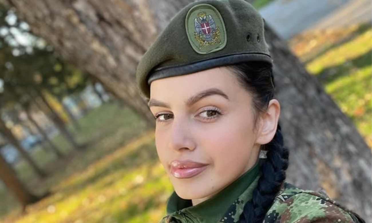 Željana raspametila muškarce: Svi su gledali u uniformu, a onda je pokazala šta se krije ispod FOTO